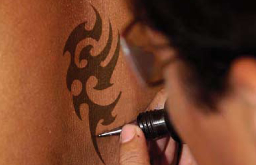 A tetoválás is veszélyes lehet